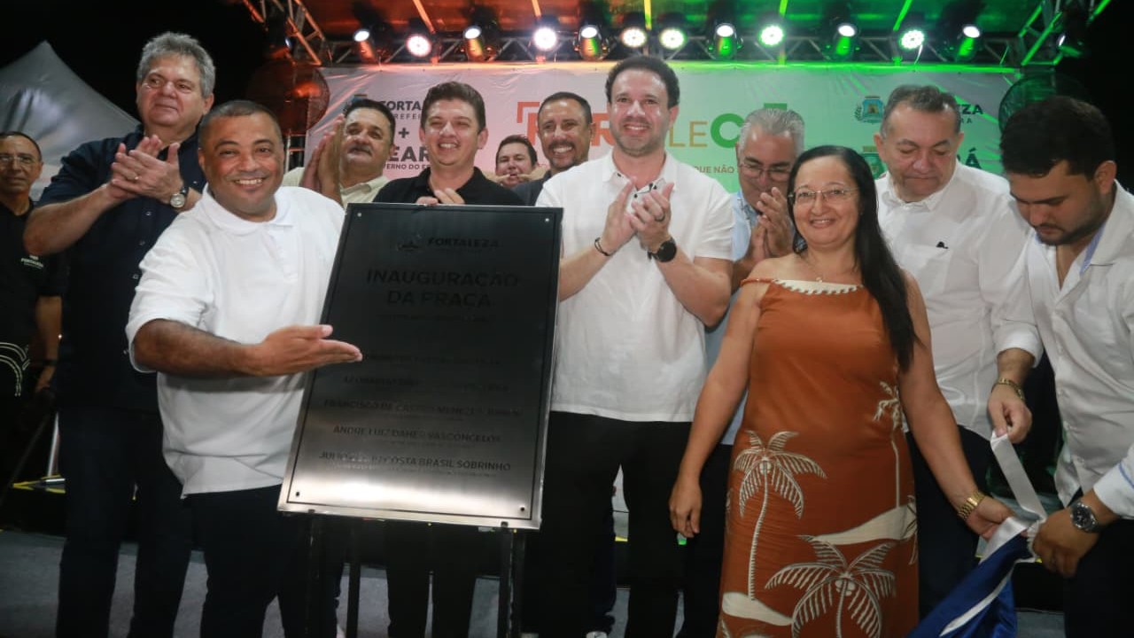 O prefeito em exercício posa para foto durante o evento junto com gestores e representantes da Prefeitura e moradores da comunidade do entorno